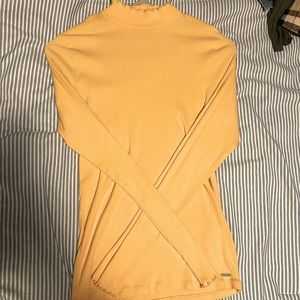 Yellow lettuce-trim ribbed turtle neck LARGE